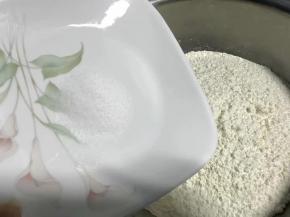 自发面粉也可以用普通面粉代替，添加酵母。自发面粉里加入10克盐。