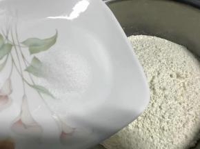 自发面粉也可以用普通面粉代替，添加酵母。自发面粉里加入10克盐。