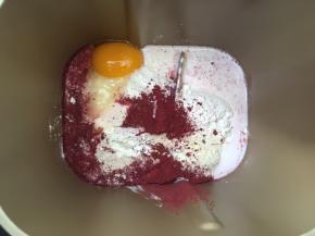 先做红色面团，面包桶内加入高筋面粉、细砂糖、奶粉、红曲粉、鸡蛋跟牛奶，启动和面程序揉成面团