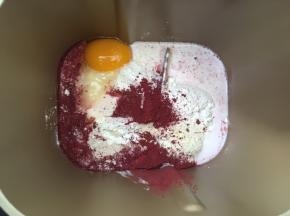 先做红色面团，面包桶内加入高筋面粉、细砂糖、奶粉、红曲粉、鸡蛋跟牛奶，启动和面程序揉成面团