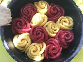 二发好的玫瑰花全部膨胀至两倍大，用手按压很有弹性，烤箱预热180度，玫瑰花表层刷一些玉米油