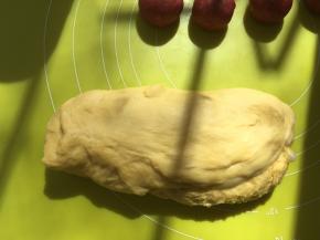 同样将黄色面团按下排气