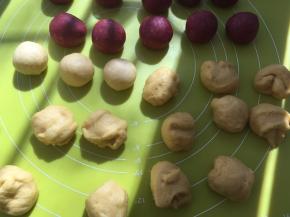 分成15等份，每一份面团搓揉均匀至表面光滑，盖保鲜膜松弛