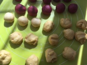 分成15等份，每一份面团搓揉均匀至表面光滑，盖保鲜膜松弛