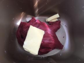 加入一小撮盐跟软化的黄油，继续揉面