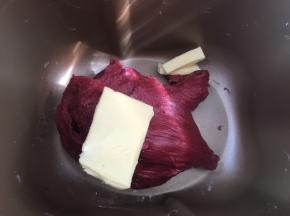 加入一小撮盐跟软化的黄油，继续揉面