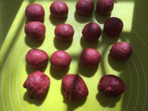 分成15等份，每一份面团再揉至表面光滑，盖保鲜膜松弛