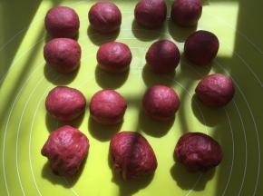 分成15等份，每一份面团再揉至表面光滑，盖保鲜膜松弛