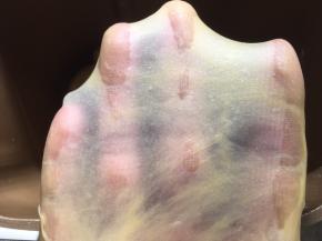 揉好的面团同样可以撑出薄薄的手套膜