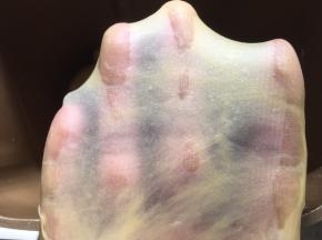 揉好的面团同样可以撑出薄薄的手套膜