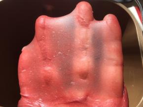 揉均匀的面团，切下一小块可以撑出薄薄的手套膜即可