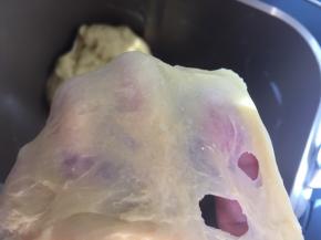 启动揉面程序，将面团揉至扩展状态