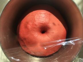 红色面团先发酵好，发酵好的面团手指按下去有个圆圆的洞，轻微回弹即可