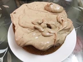 把剩余的奶油倒在蛋糕上