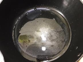 先做蛋糕底
水、油、白糖20克搅拌均匀