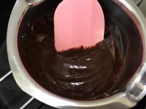 完全溶化的甘那许凉透备用