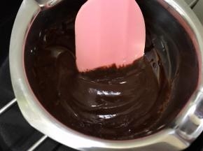 完全溶化的甘那许凉透备用