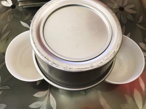 出炉后从高处摔下震出热气
倒扣等凉透以后再脱模