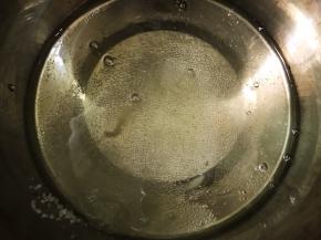 蛋清放入无水无油的盆里，加入25克白糖