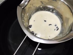 等蛋糕凉的时候我们做甘那许
淡奶油和巧克力放入小碗里，隔热水融化