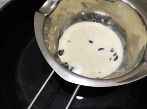 等蛋糕凉的时候我们做甘那许
淡奶油和巧克力放入小碗里，隔热水融化