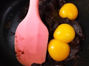 鸡蛋分离，蛋黄加入低粉里