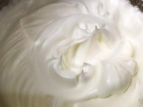 中高速打发至干性发泡
提起打蛋器拉出直小尖即可