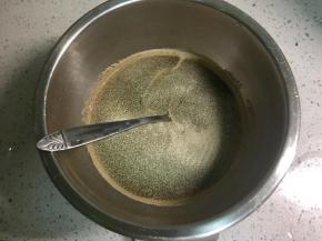 把酵母粉倒入红糖水，搅拌，静置片刻，让酵母激活。