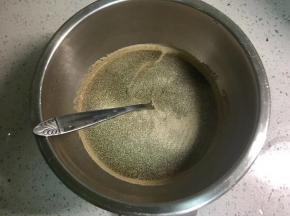 把酵母粉倒入红糖水，搅拌，静置片刻，让酵母激活。