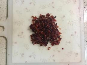 把蔓越莓干切碎。