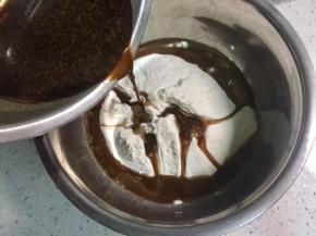 将红糖酵母水倒入面粉中搅拌，