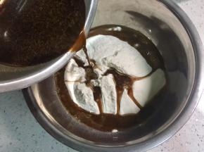 将红糖酵母水倒入面粉中搅拌，