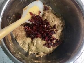 再倒入蔓越莓干，拌匀，至无面粉颗粒。