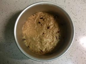 将搅拌好的面糊倒入6寸的蛋糕模具中。盖上保鲜膜，放在温暖出发酵。