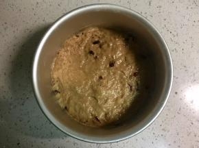 将搅拌好的面糊倒入6寸的蛋糕模具中。盖上保鲜膜，放在温暖出发酵。