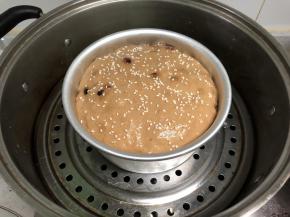 入蒸锅，上汽后大火蒸25分钟，闷5分钟揭盖。