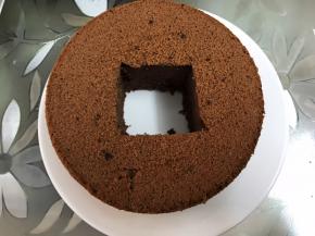 中间挖一个洞，挖出的蛋糕分成三片