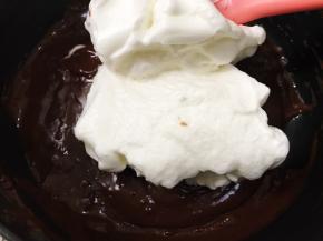 分三次把蛋白跟蛋黄糊混合