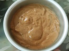 混合好的蛋糕糊倒入模具里，震平表面