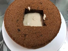 舀两勺放入蛋糕中间的洞里