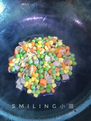 锅烧热加适量油，烧热后转小火，除了饭和咖喱以外，其他食材一起下锅翻炒至熟