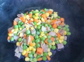 锅烧热加适量油，烧热后转小火，除了饭和咖喱以外，其他食材一起下锅翻炒至熟