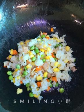 饭和其他食材翻炒均匀，可加少许盐，也可不加，因为咖喱汤汁的味道已经够浓啦