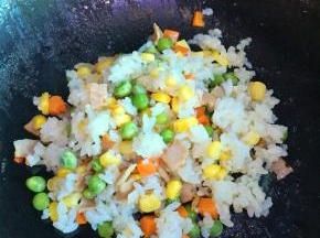 饭和其他食材翻炒均匀，可加少许盐，也可不加，因为咖喱汤汁的味道已经够浓啦
