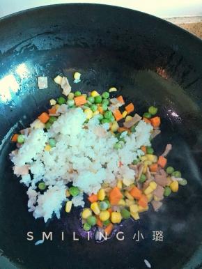 加入米饭，继续翻炒
