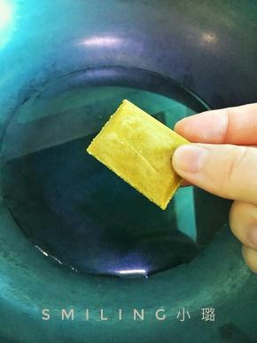 锅内加入一小碗水烧开，放入一块咖喱块，开小火，用筷子或勺子把咖喱块搅拌成咖喱汤汁，不能太稀，因为要淋面，要有半挂在“蛋糕”上的感觉