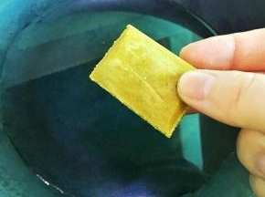 锅内加入一小碗水烧开，放入一块咖喱块，开小火，用筷子或勺子把咖喱块搅拌成咖喱汤汁，不能太稀，因为要淋面，要有半挂在“蛋糕”上的感觉