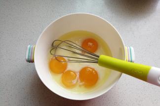 牛奶玉米油先混合，然后打入蛋黄搅拌均匀