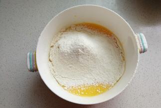 再筛入低筋面粉，翻拌均匀