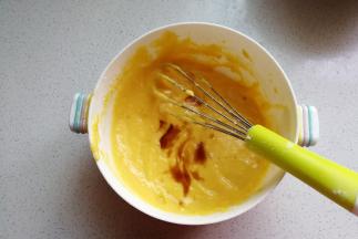 然后加入几滴香草精翻拌均匀